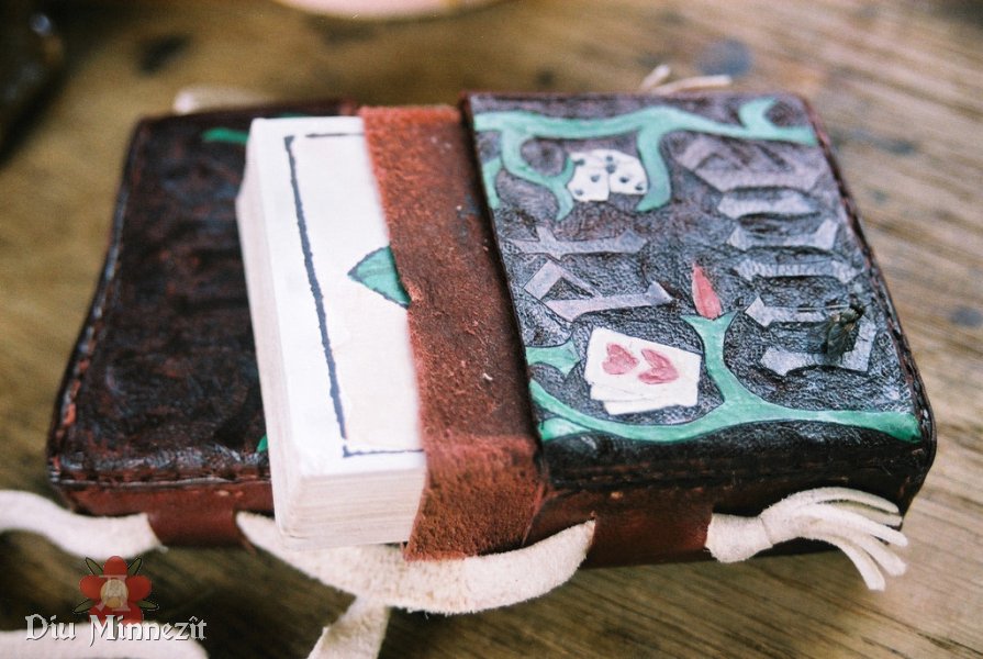 Bemaltes, punziertes Spielkartenetui nach Vorlagen aus dem spten 15ten Jahrhundert