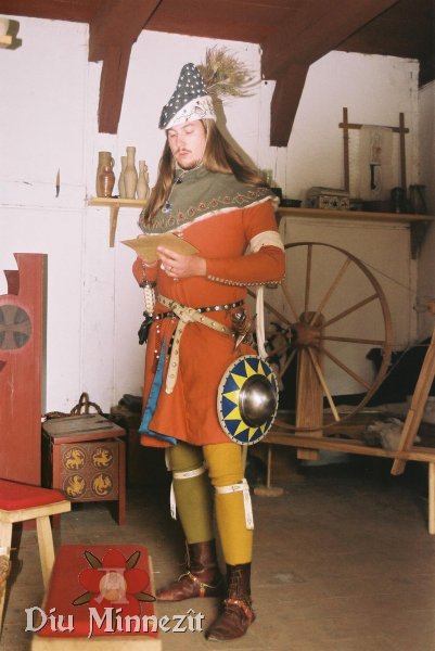 Ritter um 1350 bis 1360 in seidengeftterter Cotehardie, mit gegrtetem Schwert und Buckler