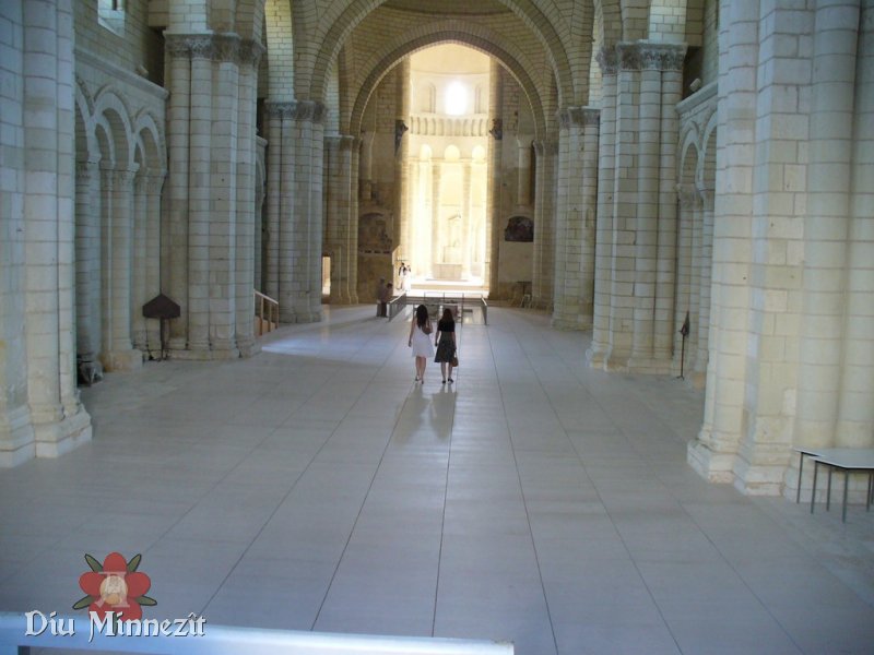 Das Eindrucksvolle Innere der Kathedrale von Fontevraud: Ort der letzten Ruhestdte von Eleonore von Aquitanien, an deren Grab die Franzosen noch immer Blumen ablegen