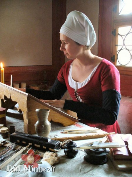 Eine Schreiberin des spten 15ten Jahrhunderts konzentriert bei der Arbeit