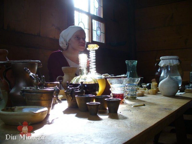 Sptmittelalterliche Apothekenwerkzeuge wechseln sich ab mit den Glasrepliken, die die Schmiere fr die geduldige Erzhlstimme enthalten