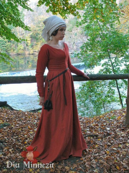 sptmittelalterliche Dame beim Flanieren am  Flussufer