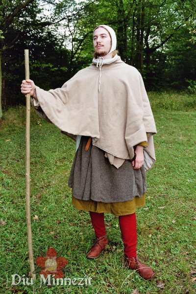 Jens in der komplett pflanzengefrbten Kleidung eines Pilgers des Hochmittelalters