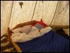 Bett mit strohgefllter Matraze, Unterbett aus Wolle und Leinen, wollgefllten Kissen, Woll-und Pelzdecken.