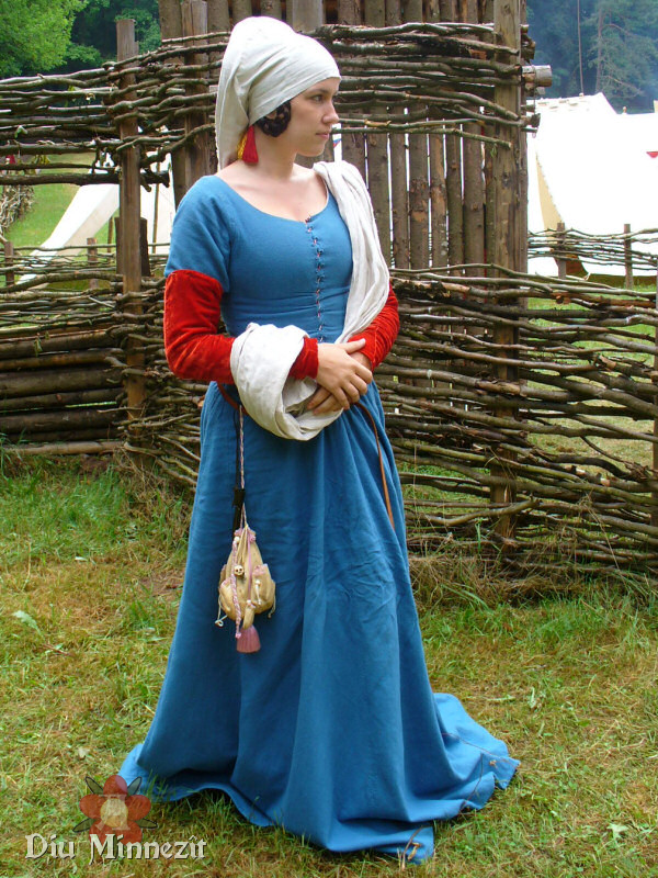 Kleid aus Indigogefärbter Wolle mit Ansteckärmel  aus krappgefärbtem Seidensamt