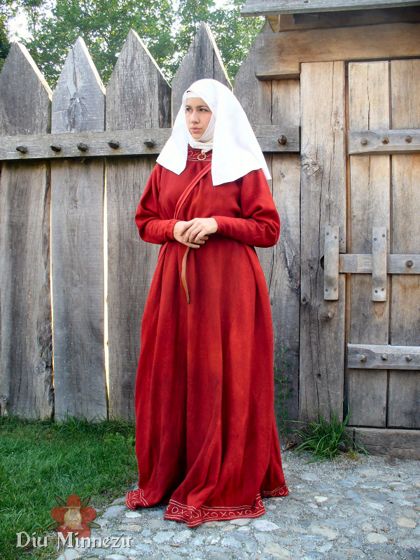 Hochmittelalterliches Kleid aus krappgefrbtem Wolltuch mit Bestickung aus handgesponnener Seide