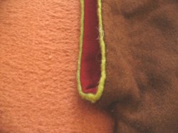 Detail des Halsausschnittes mit Teilfutter aus krappgefrbter Wolle und Einfassung