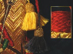 Detail der Quasten mit nadelgebundenen Goldlahnkappen und des oberen Taschenrandes mit Anlegetechnik