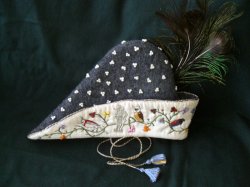 Ansicht der linken Seite des Hutes mit Perlen-und Seidenstickerei