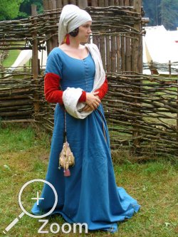 Kleid aus Indigogefärbter Wolle mit Ansteckärmel  aus krappgefärbtem Seidensamt