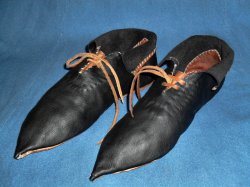 Schuhe mit umgeklappten Schaftrand, wie es häufig in Darstellungen zu beobachten ist