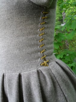 Detail der Taille mit seitlicher Schnürung und eingenähten Faltem am seperaten Rockteil