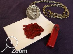 (Spät-)Mittelalterliches Siegel aus Messing an Messingkette mit Siegelwachs und Papier