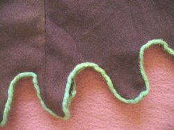 Detail der Zaddeln mit einer Einfassung aus birkenblättergefärbter Wolle
