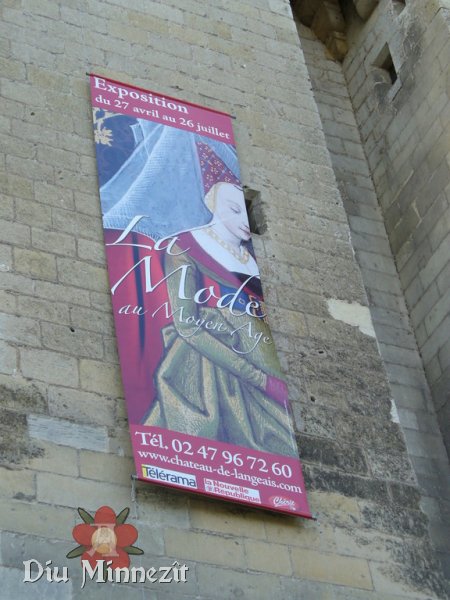 Das Plakat zur Ausstellung an der Aussenmauer von Schloss Langeais