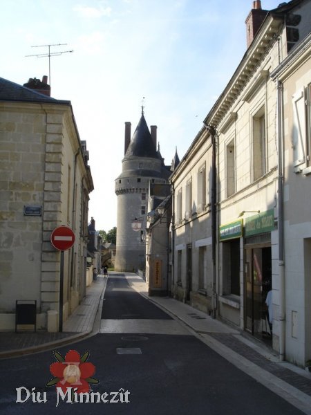 Blick durch eine Strasse in Langeais, mit Blick auf das Schloss