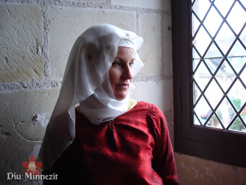 Hochmittelalterliche Adlige am Fenster