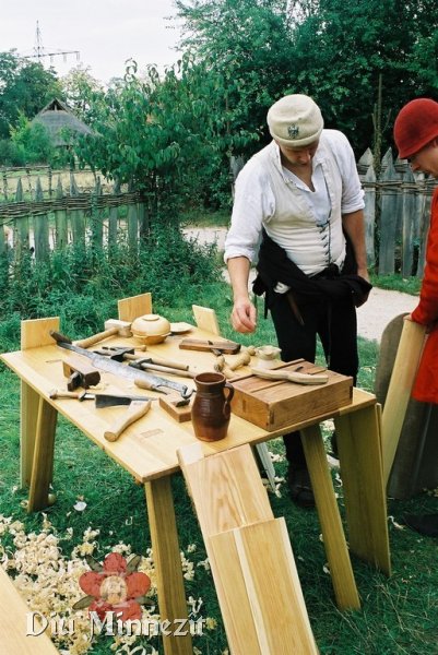 Kim Wich-Glasen prsentiert sptmittelalterliches Holzhandwerk