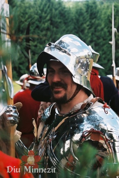 Spätmittelalterlicher Soldat im Halbharnisch während einer Marschpause