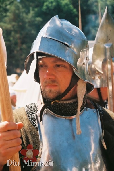 Spätmittelalterlicher Soldat mit Schaller,Ringpanzer und Brustharnisch