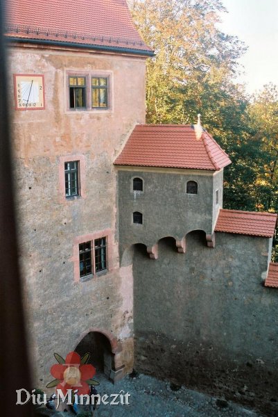 Blick auf den Rest des Wehrganges und Innenhofes von Burg Kriebstein