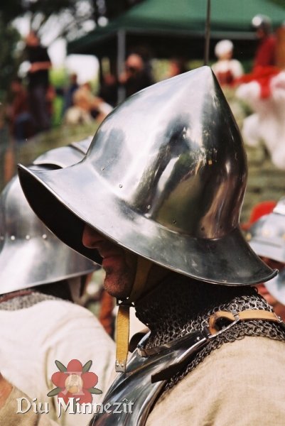 Tief gezogener Eisenhut bei einem spätmittelalterlichen Soldaten vor Soest