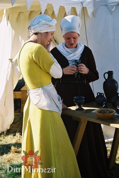 Frauen in Tracht des späten 15ten Jahrhunderts (süddeutsch)