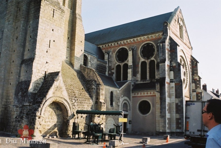 Die gotische Kirche in Langeais, mit noch erkennbaren romanischen Grundmauerresten