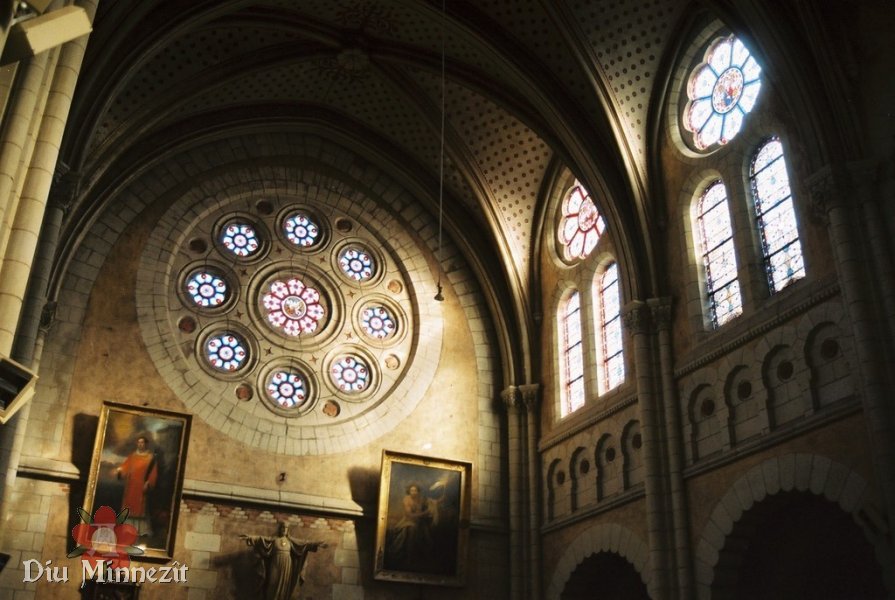 Das nachmittelalterliche Innere der Kirche in Langeais mit gotischen Fenstern