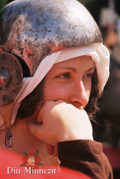 Ihre Stadt verteidigende spätmittelalterliche Dame in Sost, die mittels Büchse die Angreifer unter Feuer nahm, in einer Gefechtspause