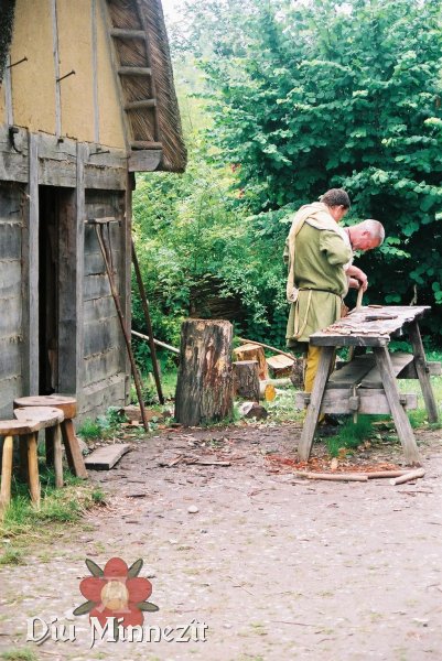 Mittelalterliche Handwerker bei der Arbeit