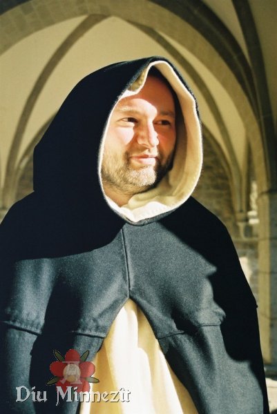 Hochmittelalterlicher Dominikanermönch im Kreuzgang des Stifts