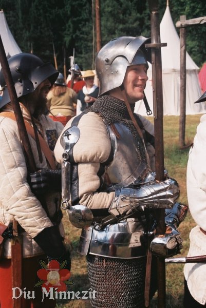 Sptmittelalterlicher Soldat mit Ringpanzerkragen,-Rock,Krebs,Jackchains,Schaller und Handschuhen