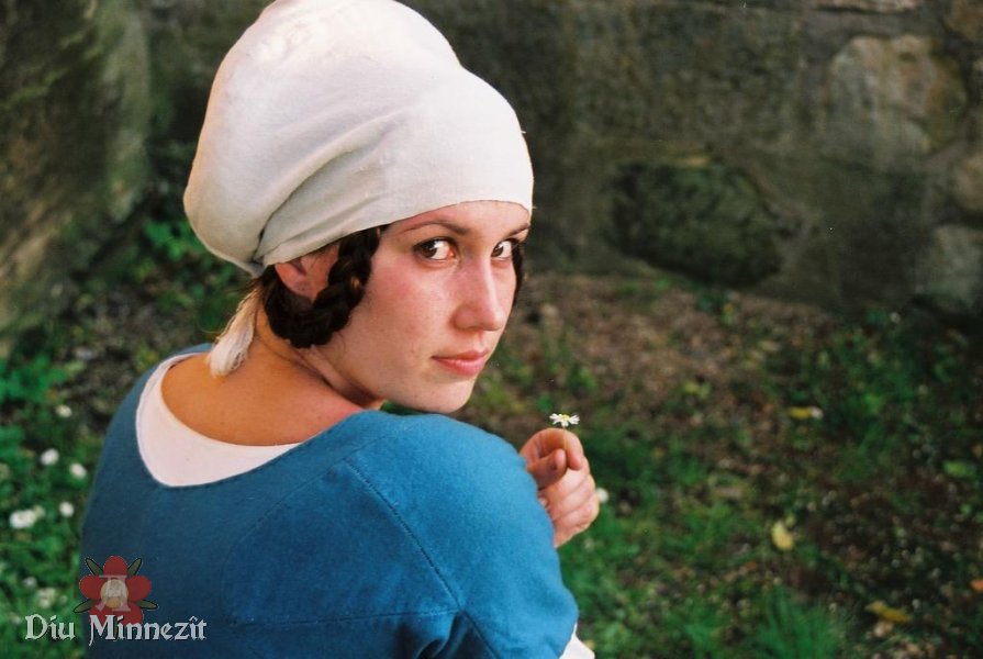Portrait einer spätmittelalterlichen Bürgerin Nürnbergs mit Wulsthaube und Gefrens (und Blume!)