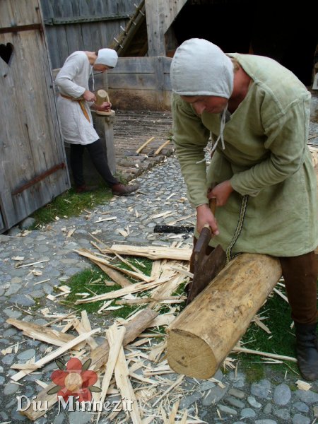 Zimmermann im 13ten Jahrhundert schlägt einen Balken