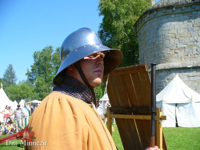 Soldat des späten 15ten Jahrhunderts mit Eisenhut mit Sehschlitzen und Ringpanzerkragen