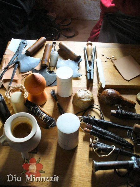 Das Handwerkszeug eines Scheiden-und Etuimachers: filigrane Punzier-und Lederschnittarbeiten