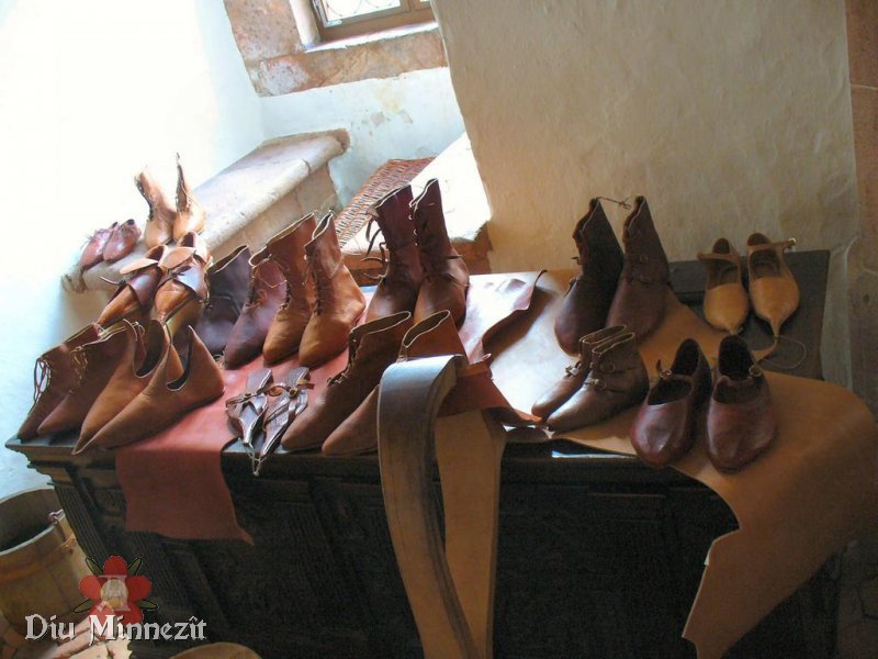 Auswahl an rekonstruierten, wendegenähten Schuhen