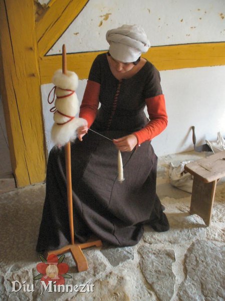 Myriam beim Wolle spinnen