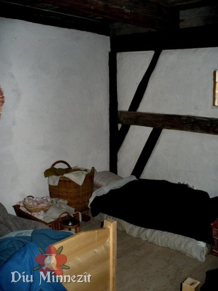 Blick in einen Schlafraum im Obergeschoss des Hauses aus dem späten 14ten Jahrhundert in der Baugruppe Stadt