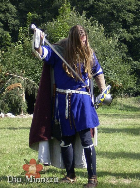 Ritter in ziviler Kleidung ca. 1340 mit Buckler und Schwert