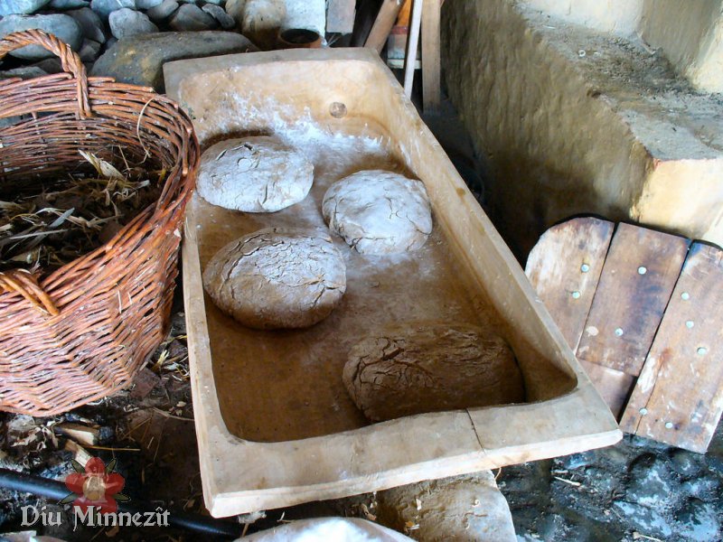 Die vorbereiteten Brotlaibe aus Sauerteig