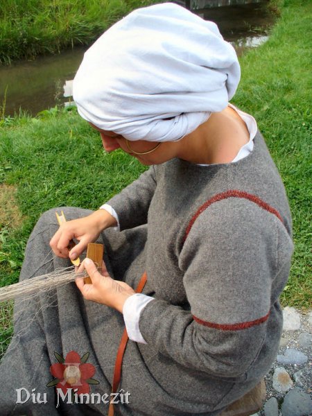 Knüpfen eines Fischernetzes durch eine Dame aus dem slawischen Raum