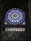 Demutgebietendes Rundfenster aus dem Mittelalter in der Kathedrale von St. Denis in Paris