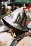 Tief gezogener Eisenhut bei einem spätmittelalterlichen Soldaten vor Soest