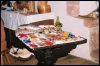 Der Arbeitstisch der sptmittelalterlichen Stickerin: Seide in verschiedenen Pflanzenfarben, bestickte Kissen, Taschen, Stoffproben, Arbeitsgerte