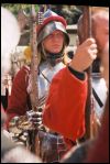 Bereit und wartend: Sptmittelalterlicher Soldat im Harnisch, Vorschnallbrust, Helm und Handschuhe vor Soest