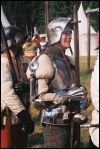 Spätmittelalterlicher Soldat mit Ringpanzerkragen,-Rock,Krebs,Jackchains,Schaller und Handschuhen
