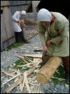 Zimmermann im 13ten Jahrhundert schlägt einen Balken