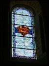 Ein Fenster in der Klosterkathedrale Fontevraud mit dem Zeichen der Plantagnets